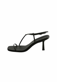 Schwarze Absatzsandalen mit einer schlanken, flachen Sohle; dünne Riemen, die ein T-Bar-Design bilden; quadrate Zehenpartie; verstellbarer Knöchelverschluss. Glatte Oberfläche.