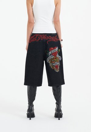 Schwarze Denim-Shorts mit gesticktem Tigermotiv und rotem Herzen, verziert mit Strasssteinen. Auf dem Bündchen ist "Ed Hardy" in Rot gestickt.