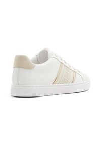 Hvide sneakers med en glat læderoverdel og en beige ruskindsaccent ved hælen. Har gyldne striber og flade snørebånd. Gummisål og lavprofil-design.