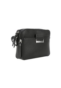 Sort læder crossbody taske med en tekstureret overflade, rektangulær form, lynlås lukning i toppen, udvendig lomme og sølv hardware detaljer.