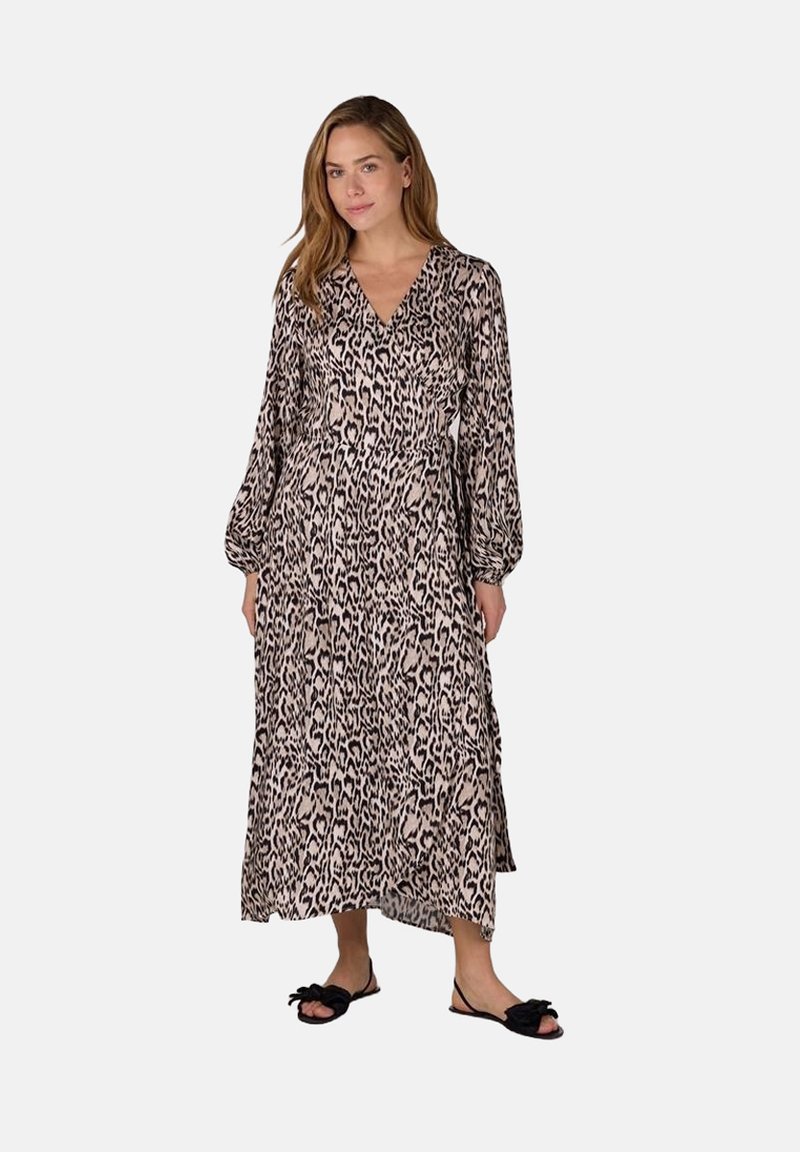 Maxi-jurk met luipaardprint, lange mouwen, V-hals en een vloeiende silhoeette; gemaakt van lichtgewicht stof met een gladde textuur.