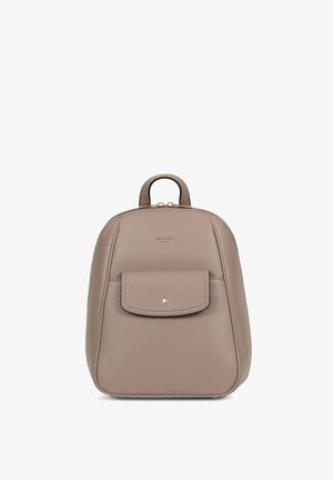 Taupekleurige leren rugzak met een voorklep van het voorvak die wordt vastgehouden door een kleine gouden knoop en een bovenste handvat, geperst met "Hexagona Paris."