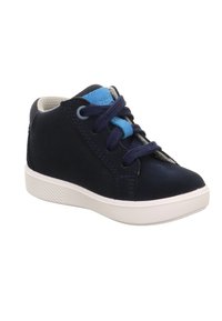 Marineblaues Wildleder-High-Top-Schuhe mit weißer Gummisohle, blauen Akzenten und Schnürung. Verfügt über eine runde Spitze und ein strukturiertes Stoffinnere.
