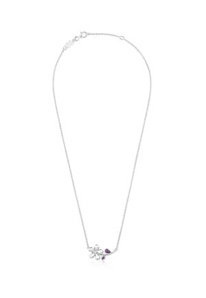 Collar de cadena de plata con un pequeño colgante en forma de flor que presenta dos hojas de piedra preciosa morada sobre un fondo blanco.