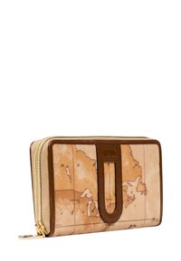 Portafoglio con zip caratterizzato da un design mappa marrone chiaro su materiale sintetico, con un accento in pelle marrone e un tab rettangolare intagliato.