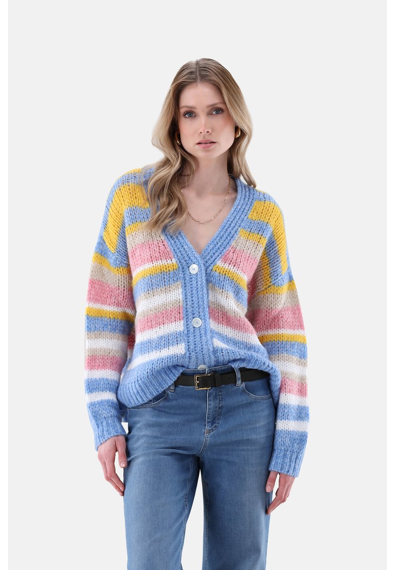 Mehrfarbige, gestrickte Strickjacke mit blauen, rosa, gelben und weißen Streifen, V-Ausschnitt und fünf Knöpfen vorne. Weiche Textur.