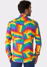 Kleurrijk button-up shirt met een geometrisch patroon van heldere regenboogkleuren, waaronder rood, geel, groen, blauw en paars, met een zachte textuur.