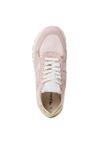 Sneaker rosa chiaro con tomaia in suede e tessuto, lacci bianchi, accenti dorati e colletto imbottito. Forma classica arrotondata con suola texturizzata.