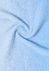 Světlé modré látka s jemným texturovaným vzorem, obsahující měkká tkaná vlákna, která vytvářejí hladký a plynulý vzhled.