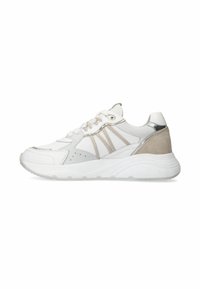 Witte sportieve schoen van mesh en suède materiaal, met een ronde neus, zilveren accenten en een gestructureerde zool voor grip.