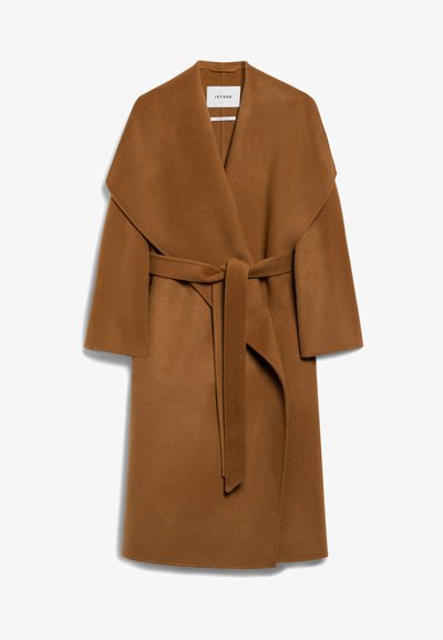Καφέ παλτό με ζώνη, φτιαγμένο από μαλακό ύφασμα. Διαθέτει φαρδύ γιακά και μακριά, φαρδιά μανίκια. Λείο υφή και μινιμαλιστικός σχεδιασμός.