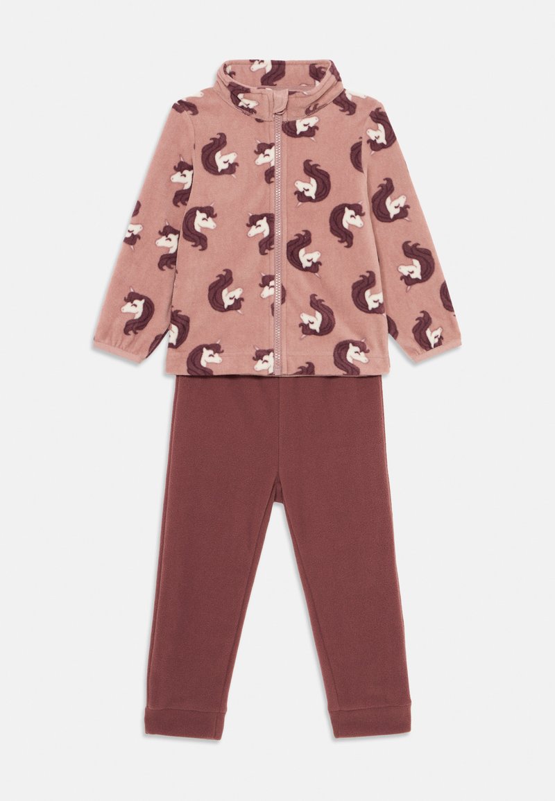 Fleece pysjamasett med en rosa zip-up topp med hvite og brune unicorn-mønstre, kombinert med ensfargede, maroon bukser. Myk tekstur, elastiske mansjetter.