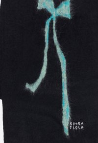 Prenda de lana negra con un diseño destacado de lazo azul claro, con textura suave y el nombre de la marca "Bimba y Lola" en blanco.