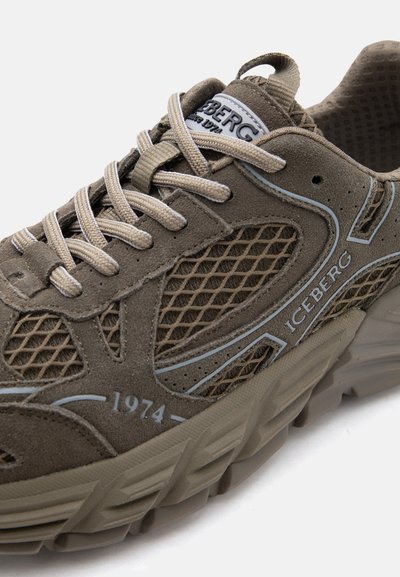 Καφέ σουέτ και πλεκτό sneaker με παχιά σόλα, μπεζ κορδόνια, και το λογότυπο «ICEBERG 1974» τυπωμένο στην πλευρά και τη γλώσσα.