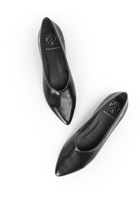 Bailarinas negras de cuero con punta afilada, de superficie lisa y diseño minimalista. Cuentan con plantillas acolchadas y una sutil marca en el interior.