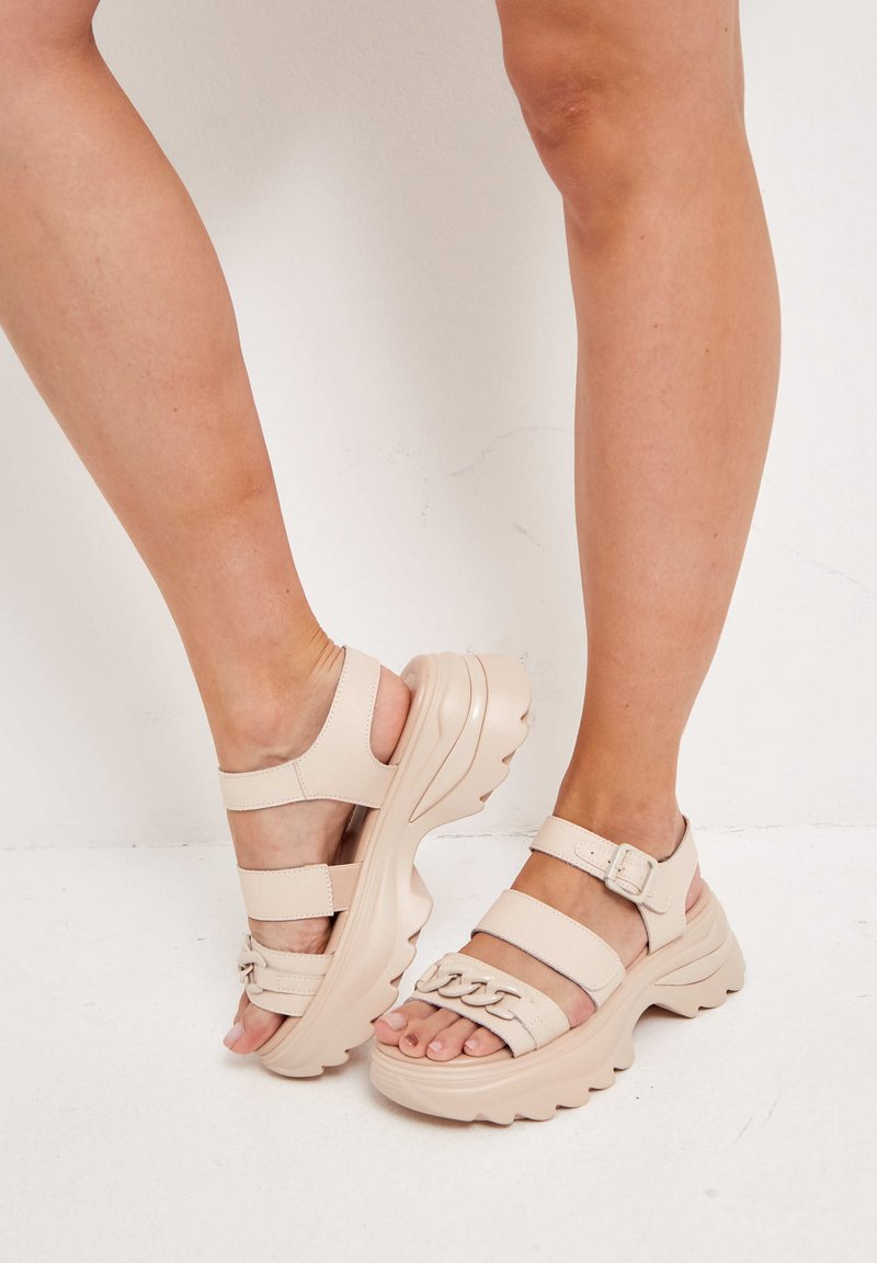 Cesare Gaspari Sandalias con plataforma - beige