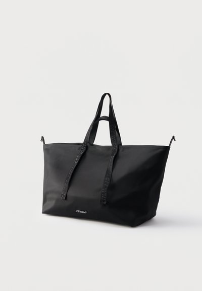 Μεγάλη μαύρη τσάντα ώμου με διπλές λαβές και το λογότυπο "Off-White" σε λευκό, τυπωμένο στο κάτω κέντρο.