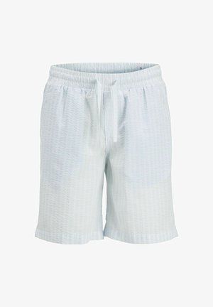 Camicia azzurra a maniche corte con bottoni e pantaloni corti coordinati, tessuto testurizzato, vestibilità morbida, abbinata a calze bianche e scarpe nere.