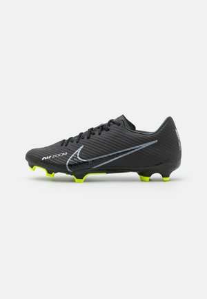 Chaussure de football Nike Mercurial noire avec un swoosh argenté et des crampons jaune néon, vue de côté extérieur.