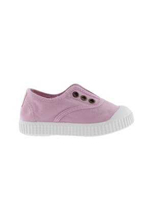 Scarpa slip-on in tela rosa con suola in gomma bianca, dotata di due passanti per lacci e superiore texturizzato. Design semplice con punta arrotondata.