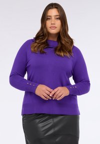 Maglione viola a maglia con collo alto, maniche lunghe, bottoni decorativi dorati sui polsini e orlo testurizzato, abbinato a una gonna nera.