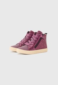 Lila High-Top-Schuhe mit strukturiertem Finish, ausgestattet mit einem Reißverschluss, strukturierten Akzenten und einer gerippten Gummisohle.