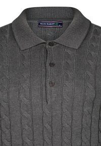 Grijze gebreide poloshirt met een kabelbreipatroon, drie knopen en een kraag met een label op de nek.