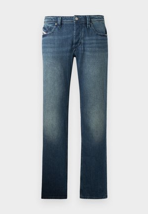Tumši zila denim auduma bikses ar klasisku taisnu kāju griezumu. Satur piecas kabatas un vieglu nolietojumu, kas piešķir papildus tekstūru. Redzami pogas un izšuvumi.
