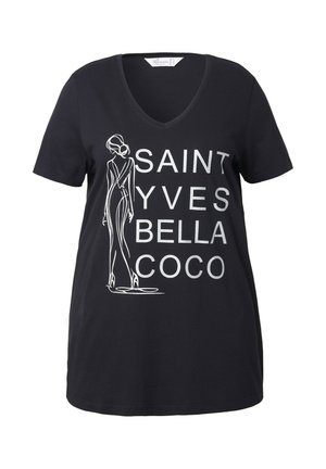 Czarny bawełniany t-shirt z dekoltem w serek, z białym rysunkiem postaci i napisem "SAINT YVES BELLA COCO" w pogrubieniu.
