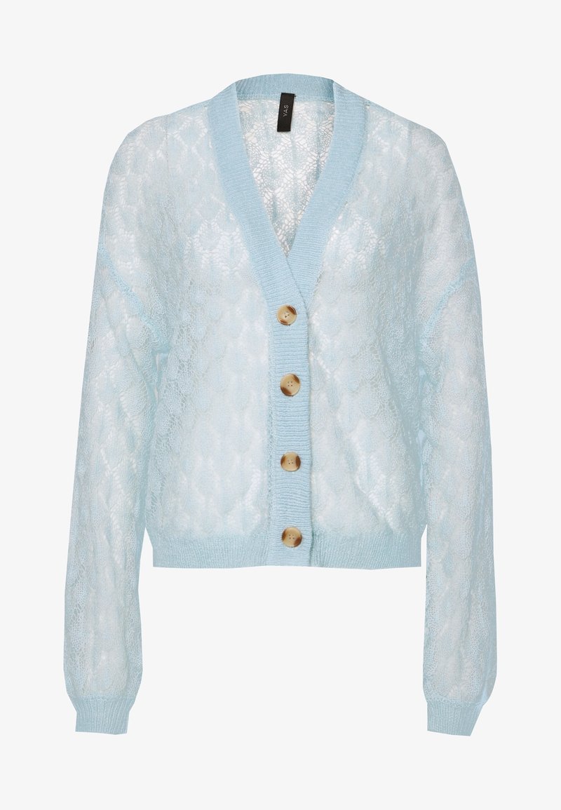 Lichtblauw vest met een textuur van een kanten patroon. Heeft een V-hals, lange mouwen en vijf grote houten knopen aan de voorkant.