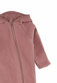 Hřejivý kojenecký overal s kapucí v jemné růžové fleece, který má přední zip a žebrované manžety. Obsahuje malou nášivku s logem na rukávu.