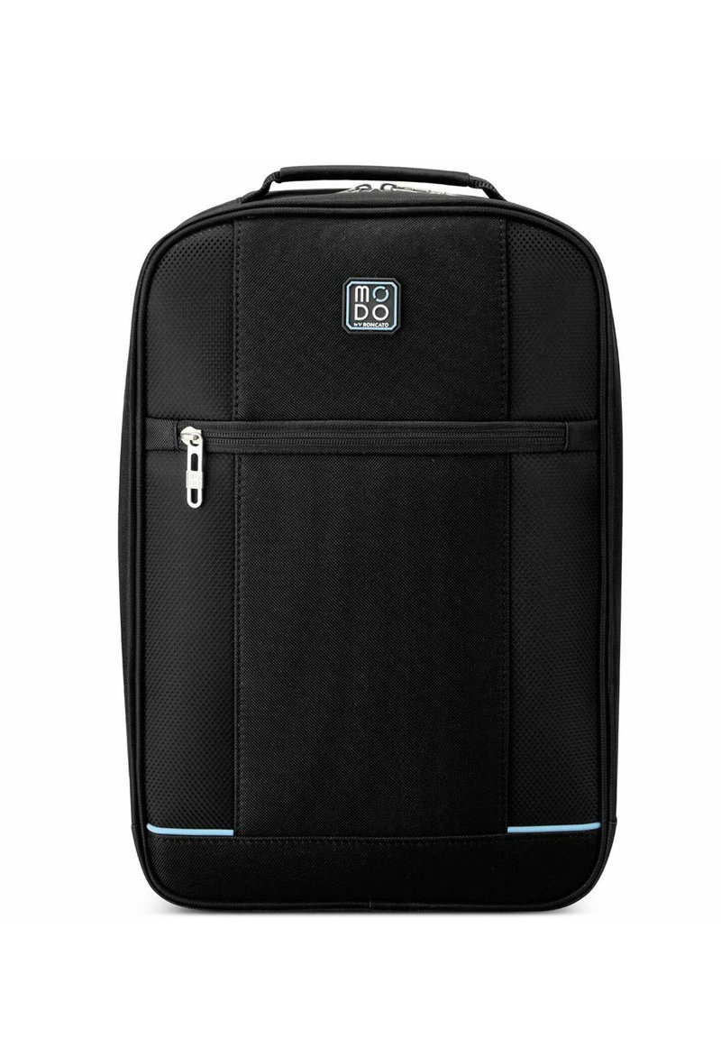 Mochila negra de nylon con forma rectangular, bolsillo frontal con cremallera, logo en relieve y una línea de acento azul claro en la parte inferior.