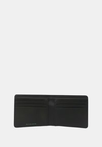 Tarjetero de cuero reciclado negro con múltiples ranuras para tarjetas y un diseño interior sencillo. Presenta una discreta impresión verde de "Cuero Reciclado".