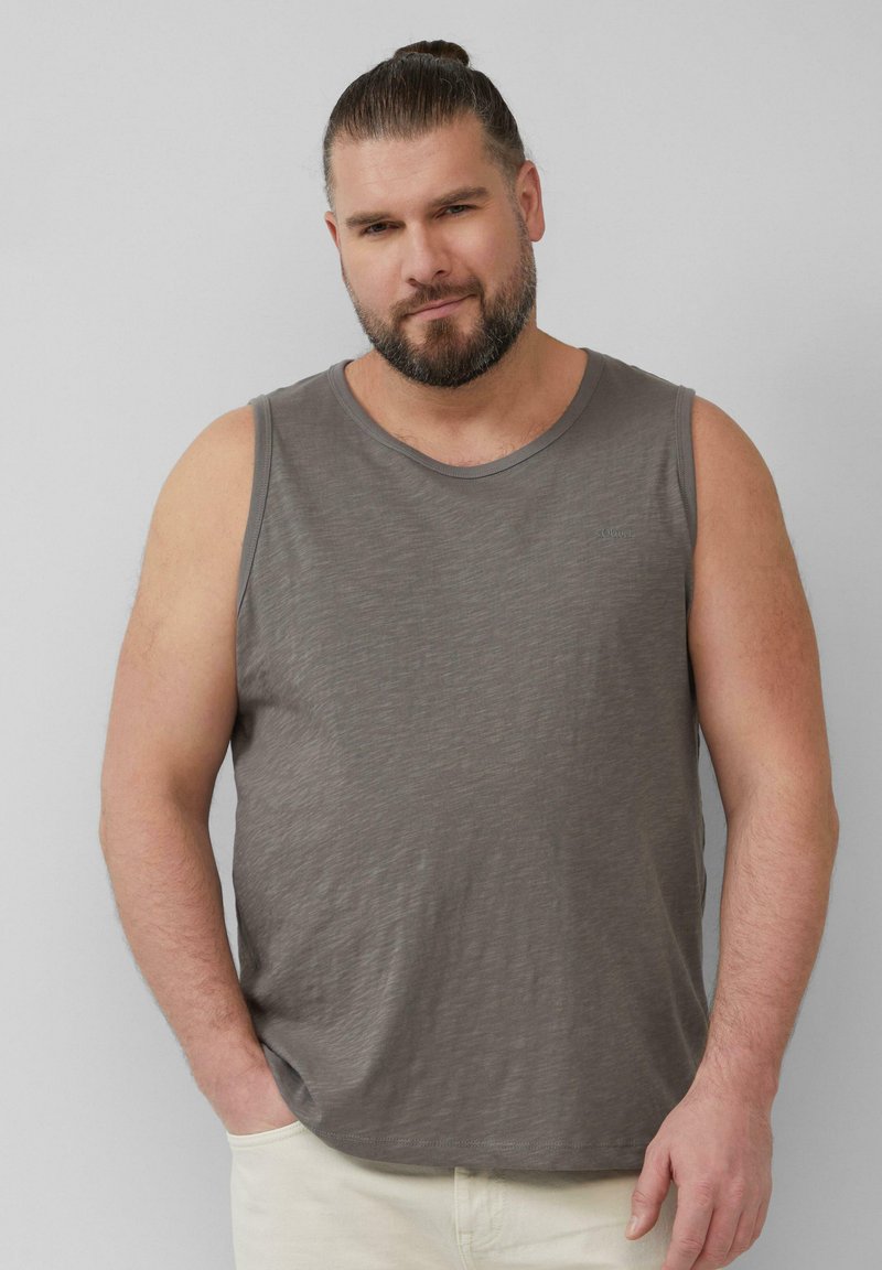 Grijze mouwloze shirt met een ronde halslijn, gemaakt van een gestructureerde stof. Het shirt heeft een subtiele logo op de borst en een ontspannen pasvorm.