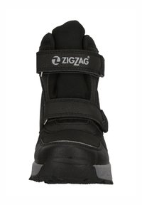 Botte de sport noire avec des sangles Velcro, col rembourré, matériau synthétique texturé, bout arrondi et semelle en caoutchouc avec motifs de traction.