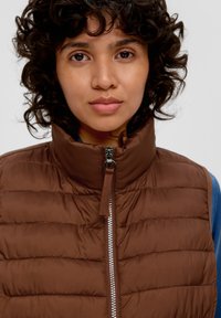 s.Oliver STEPP MIT REISSVERSCHLUSSTASCHEN - Weste - zimt