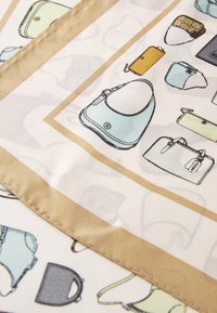 Tlačená textília s rôznymi ilustráciami kabeliek v pastelových farbách, vrátane modrej, zelenej a oranžovej, s hladkou štruktúrou a béžovým okrajom.