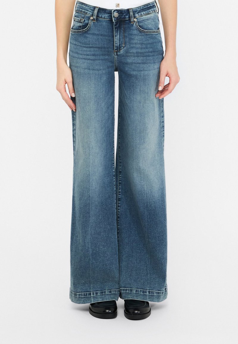 Jeans a gamba larga in denim azzurro chiaro con effetto sbiadito, caratterizzati da un'alta vita, design tradizionale a cinque tasche e orlo pulito.