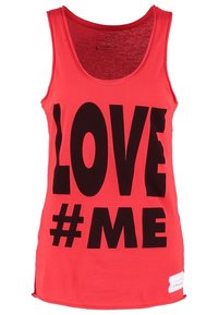 Débardeur rouge sans manches avec un grand texte noir "LOVE #ME" sur le devant et une petite étiquette blanche près de l'ourlet.