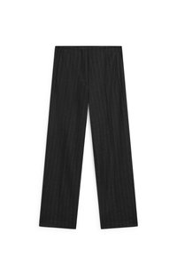 Černé kalhoty s proužkem a širokým střihem, texturovaná látka, postranní kapsy a elastický pas. Vhodné pro formální i neformální nošení.