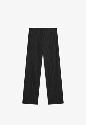 Černé kalhoty s proužkem a širokým střihem, texturovaná látka, postranní kapsy a elastický pas. Vhodné pro formální i neformální nošení.