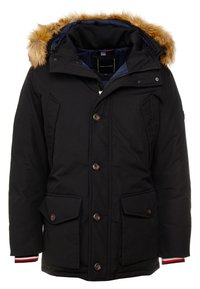 Sort parka jakke med pelsforet hætte, knaplukning foran, to forlommer og elastiske ærmekanter med rød og hvid detalje. Foeret indvendigt.