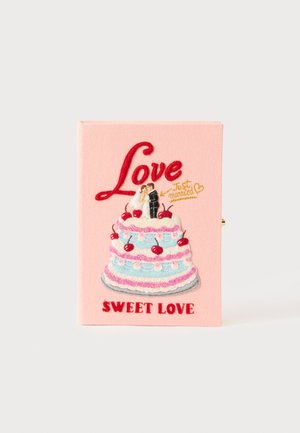 Portefeuille en tissu rose avec un design de gâteau de mariage brodé, agrémenté des textes "Amour" et "Douce Amour", décoré de cerises.