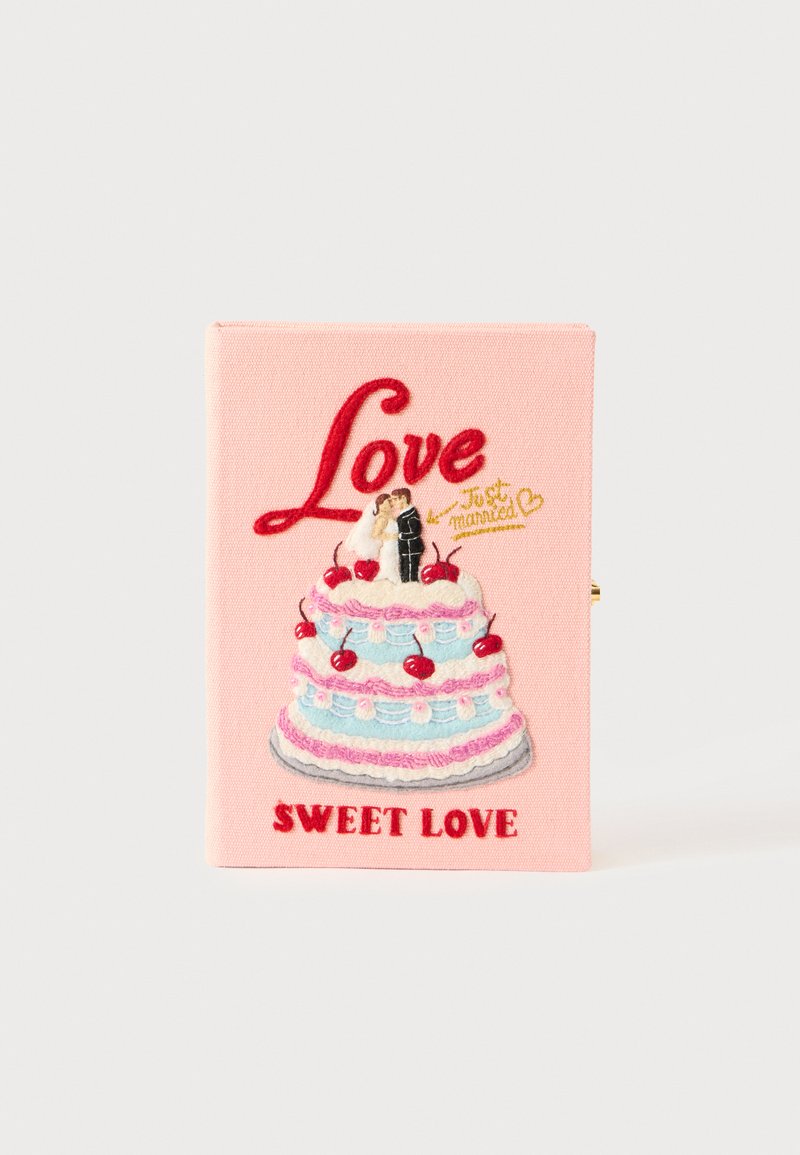 Portefeuille en tissu rose avec un design de gâteau de mariage brodé, agrémenté des textes "Amour" et "Douce Amour", décoré de cerises.