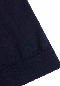 Granatowy sweter dzianinowy z prążkowanym wykończeniem i gładką teksturą, z delikatnym połyskiem, prezentujący klasyczny, dopasowany krój.