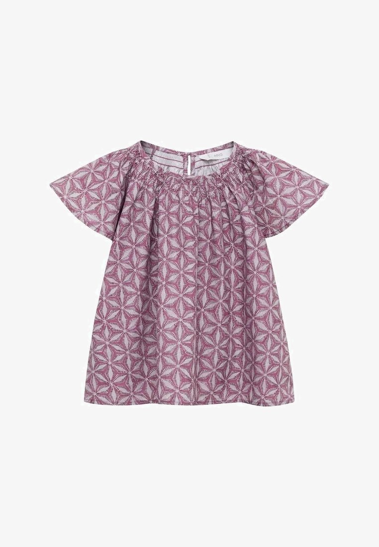 Blouse violette à manches courtes avec motif géométrique d'étoiles, encolure ronde froncée et petite fermeture par bouton au dos.