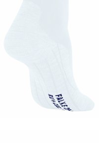 Biała skarpetka sięgająca kostki z prążkowaną teksturą oraz granatowym napisem "FAIL HA" w okolicy pięty. Projekt jest prosty i bez ozdób.