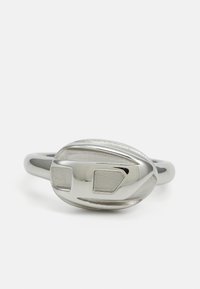 Stříbrný prsten s oválným designem, s texturovaným povrchem a plochými akcenty. Hladký prsten s moderním, lesklým povrchem.