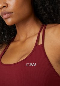 ICANIWILL DEFINE SEAMLESS BRA - Sportmelltartó könnyű sportoláshoz - burgundy
