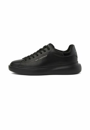 Baskets en cuir noir avec une semelle épaisse et des lacets noirs, avec le logo "KARL LAGERFELD" sur le côté et au niveau du talon arrière.